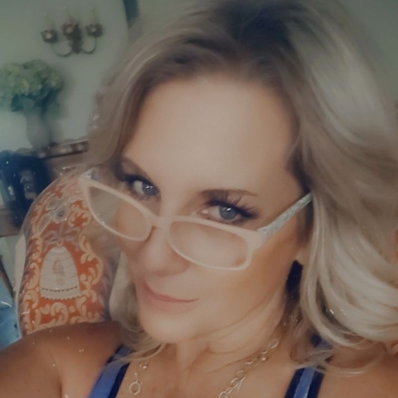 Meet your Posher, Julie - Picture 3 of 3